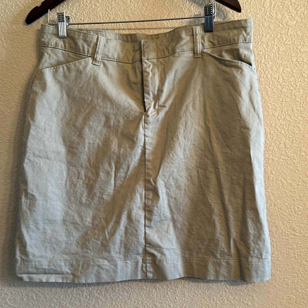 EUC - Dickies khaki skirt with pockets size 12